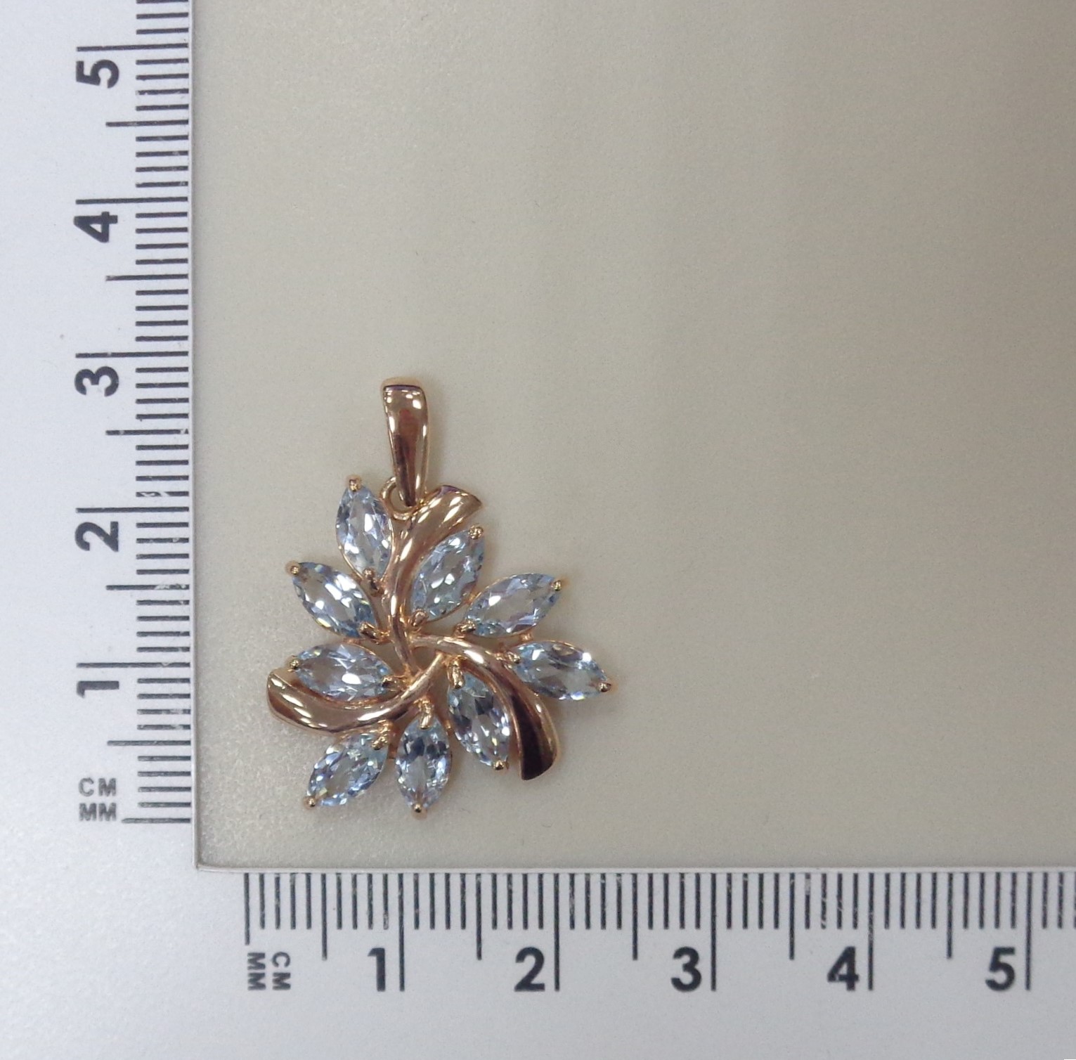 Серебряная подвеска с топазами